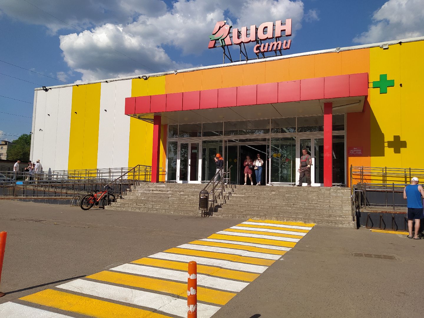 Дорога, зебра, пешеходы, парковка, движение ТС