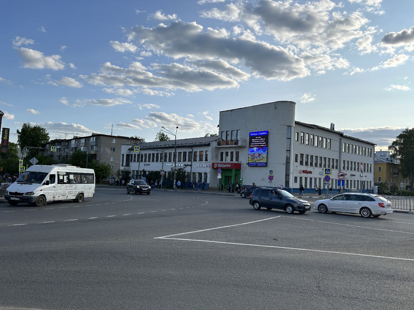 Строительство, круговое движение, пробки