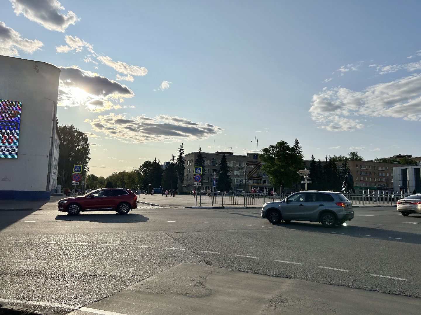 Строительство, круговое движение, пробки