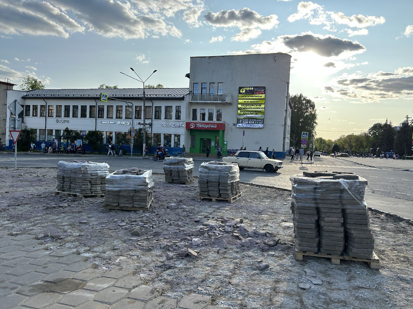 Строительство, круговое движение, пробки