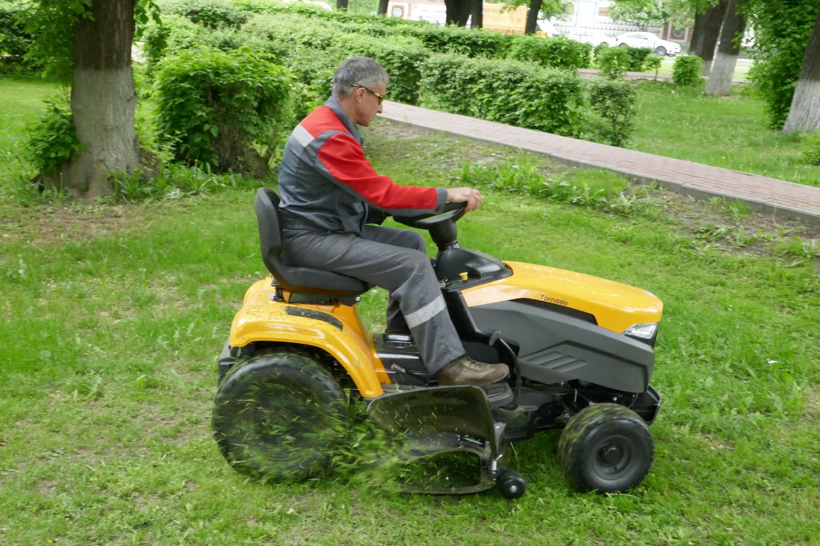 Подольск, благоустройство, кустарники, декор, растения, красота, Подольский комбинат благоустройства, кусторез, парк, сквер, природа