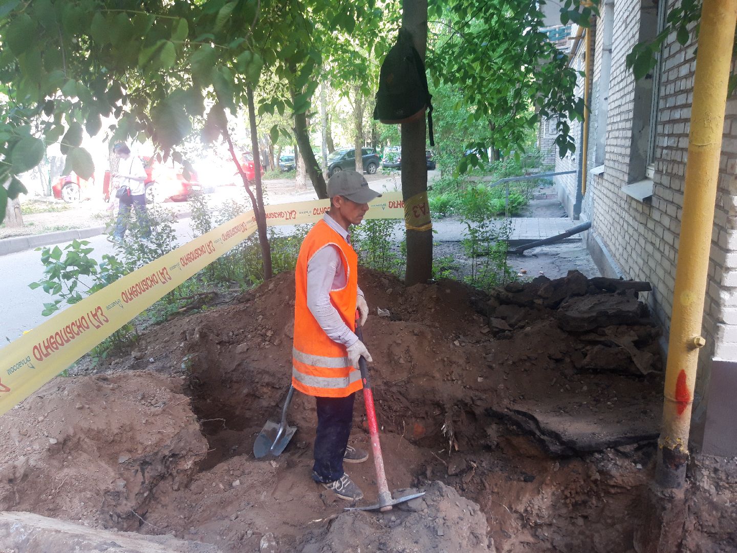 двор, помощь людям,