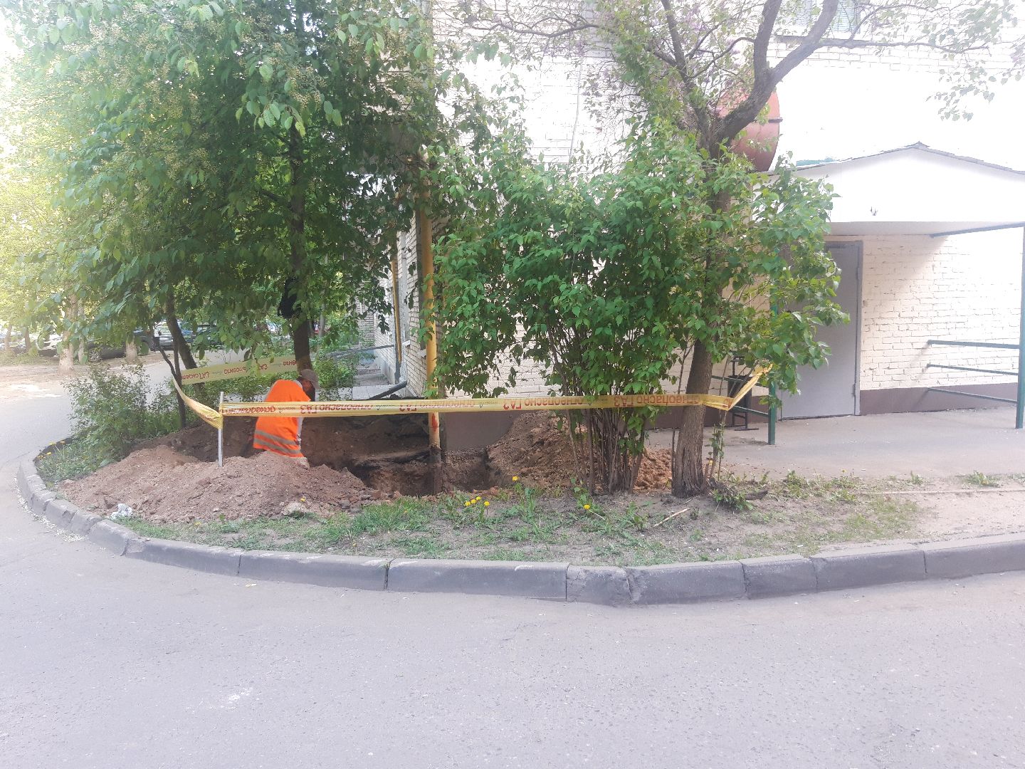 двор, помощь людям,