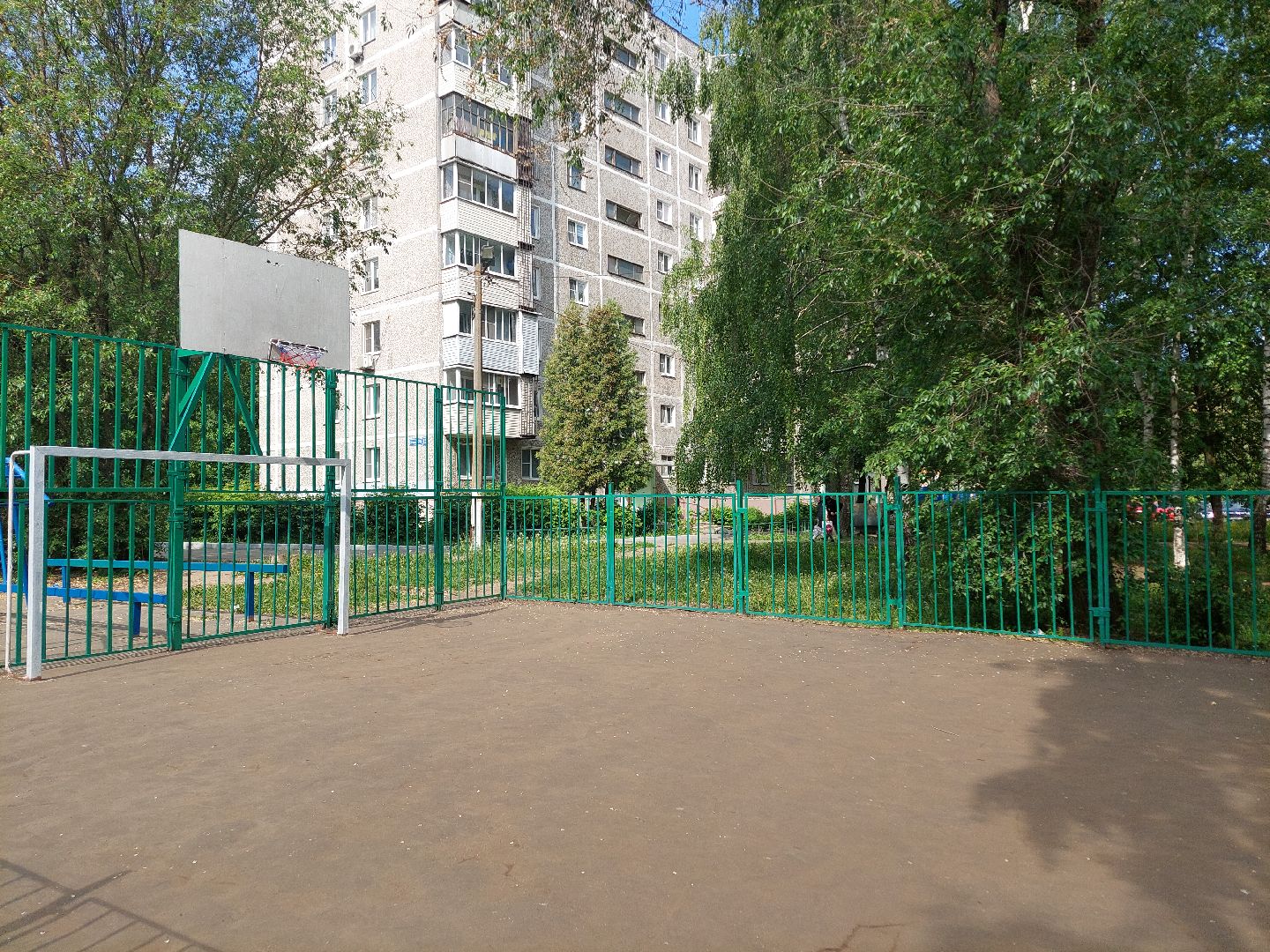 двор