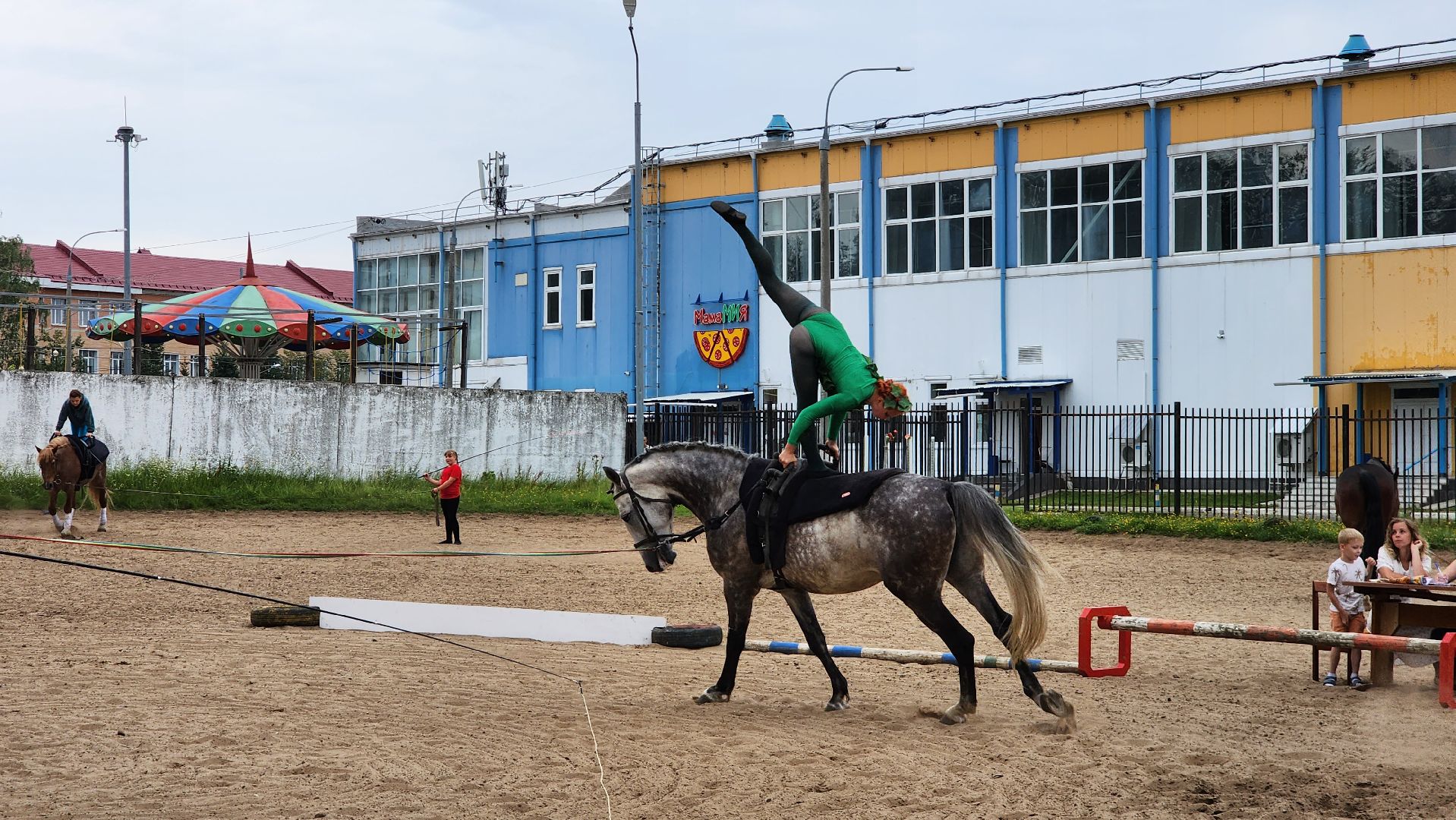 Лошади