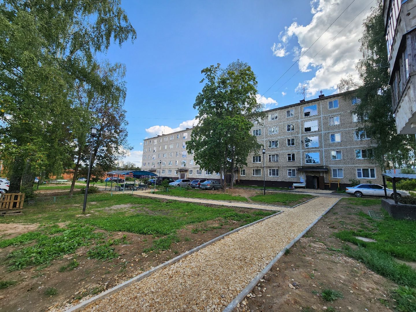 двор