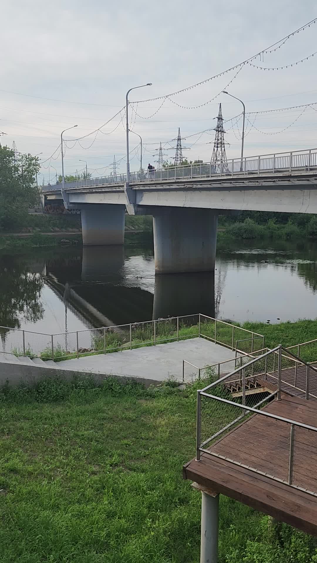 Мост в орехово зуево. Орехово зуево парковский мост. Орехово-зуево пешеходный мост через клязьму. Под мостом орехово-зуевского. Старый мост орехово-зуево.