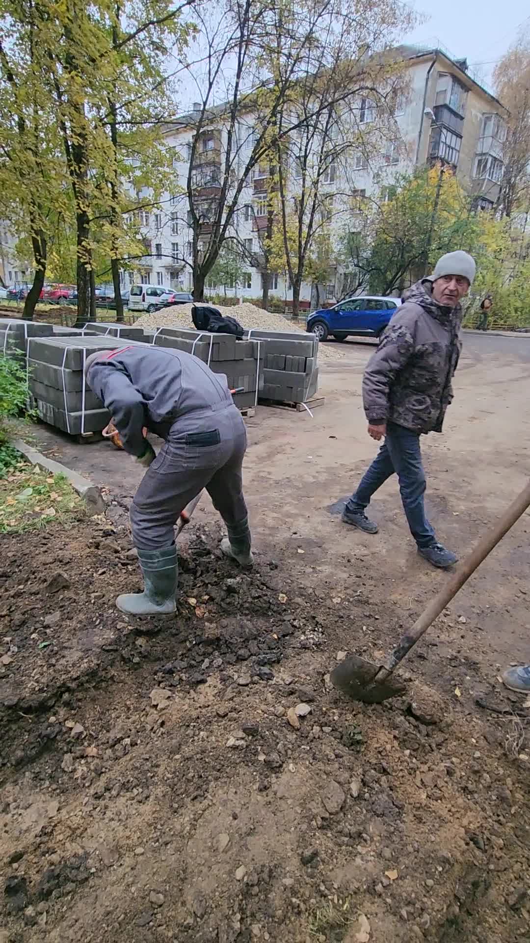 Во дворе новая дорога. Во дворе новая дорога. Во дворе новая дорога. Тротуар во дворе многоквартирного дома. Благоустройство территории дороги.