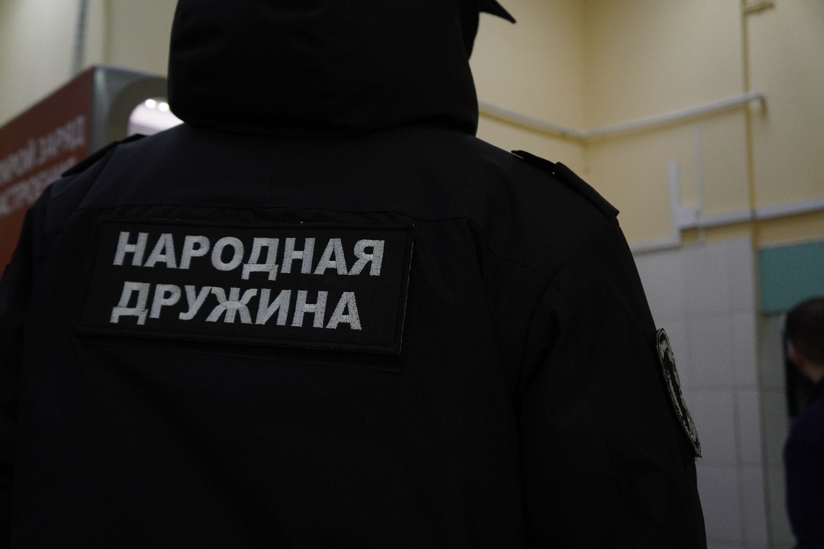 поле