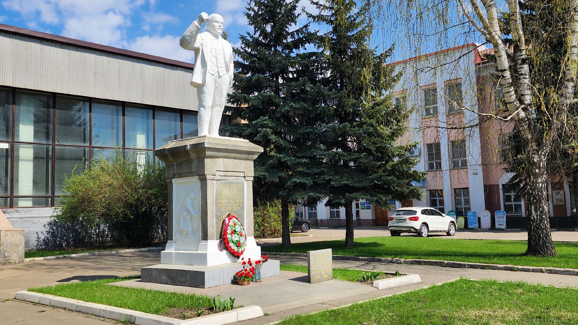 первый памятник Ленину