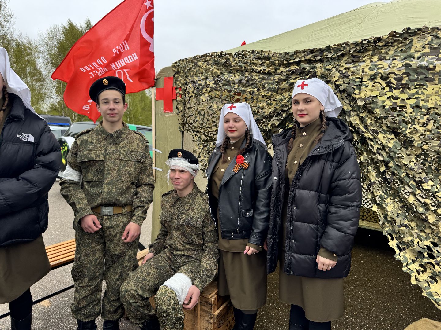 поле