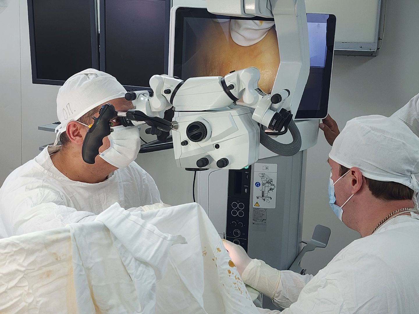 Операционный микроскоп