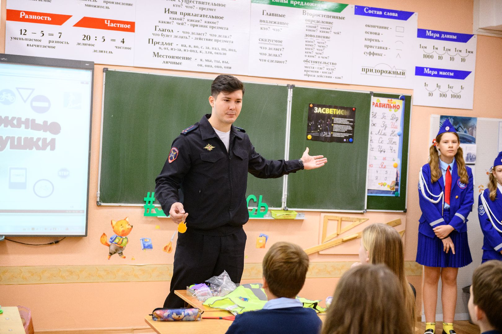 Ярко и безопасно: сотрудник Госавтоинспекции провёл для школьников мастер-класс по изготовлению светоотражающих элементов