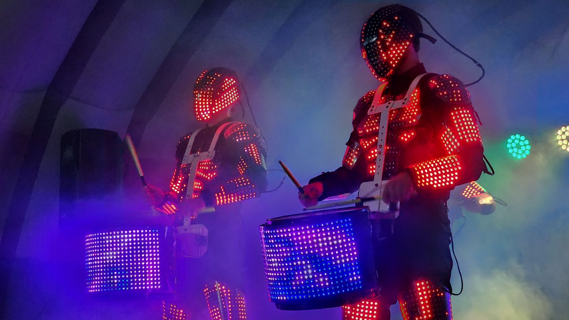 Мамонт, олени и барабанное шоу: в парке «Городок» прошли народные гуляния в честь начала зимы в Рузе