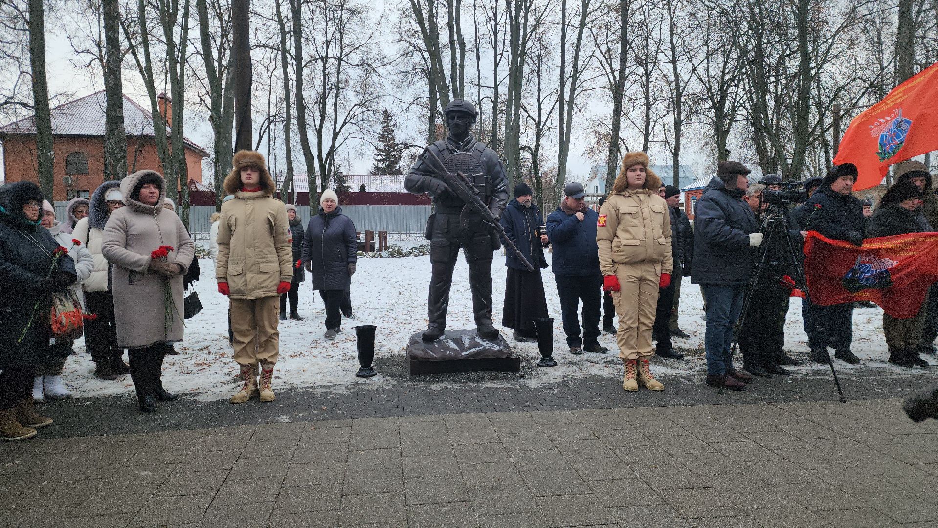 Новые памятники на аллее славы ДК Леонова