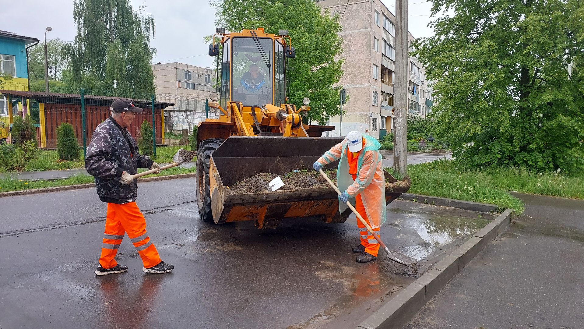 двор